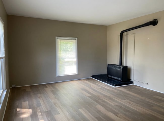 522 Fleming St, Howell, MI 48843 - photo 4