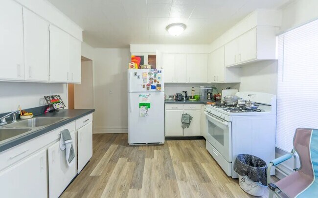 422 W Saginaw St unit Upper, Lansing, MI 48933 - photo 5