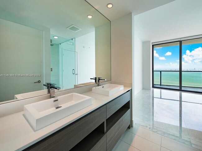Icon Bay unit 3608, Miami, FL 33137 - photo 4