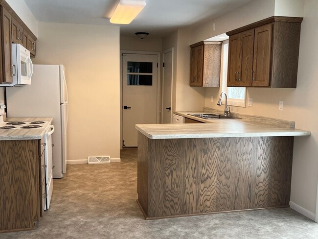 835 Maple St NE, Hutchinson, MN 55350 - photo 6