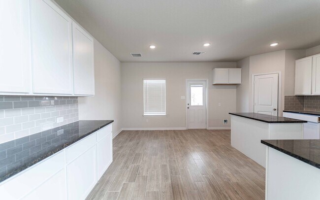 128 Buttercup Aly, San Antonio, TX 78245 - photo 7