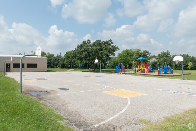Extracurricular activities include art, music, and sports areas.