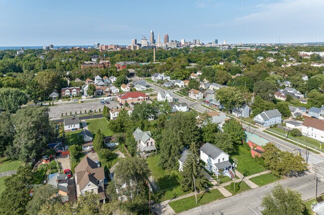 Near West Side is only a few minutes away from downtown Cleveland and its trendy neighborhoods.