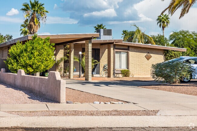 Older properties in Lakeside Park showcase classic design elements from the 1960s.