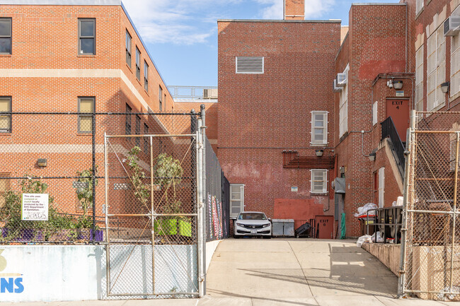 PS 68Q has a student-teacher ratio of 13 to 1.