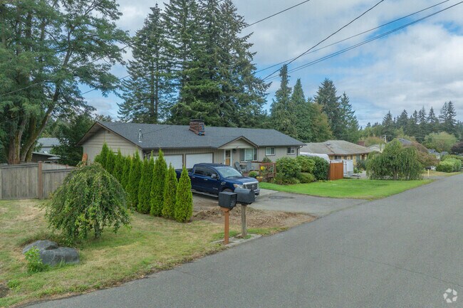 Cul-de-sac residential streets show diverse architectural styles in Indian Creek.