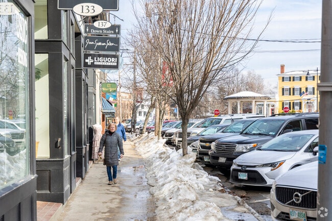 You can find a variety of shops, from florists to cafes and everything in between, in Downtown Exeter.
