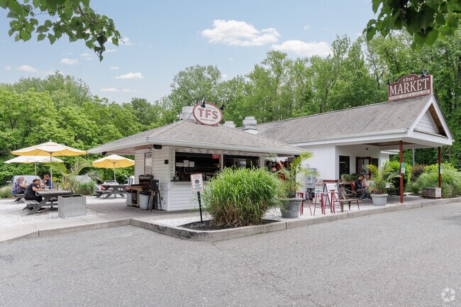 The Filling Station and the Market are both popular spots for travelers on 9W in Palisades.