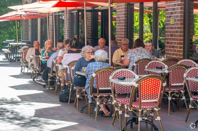 Al Dente is an upscale Italian Restaurant specializing in pasta in Wesley Heights.
