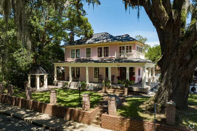 Many Midtown Savannah homes have colorful exteriors.