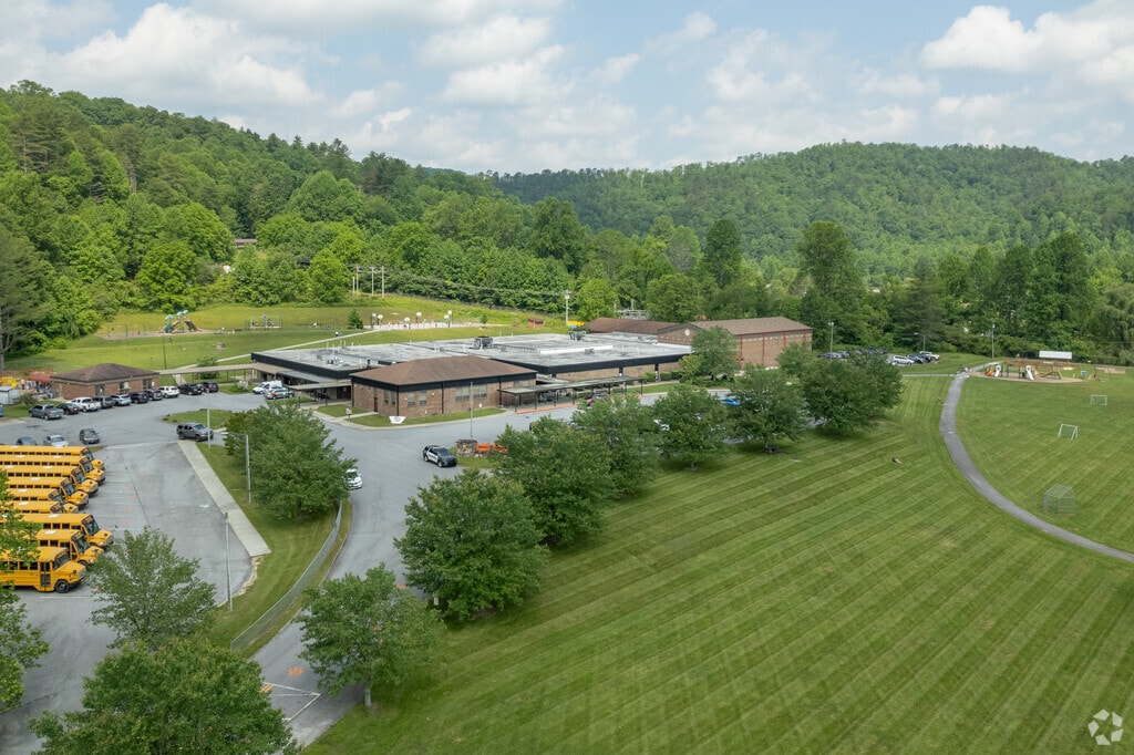 The Rosman Elementary School is a popular destination for students living in Balsam Grove.