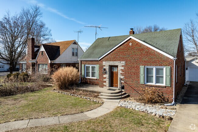 The Columbus’s oldest homes line the grid-like streets surrounding downtown, where architectural styles vary and build dates stretch from the mid-1800s to the early 1900s.