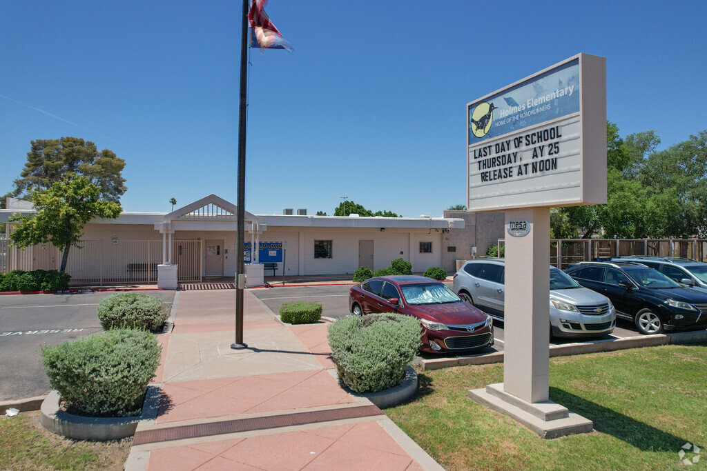 Holmes Elementary School is located in the Centra Mesa neighborhood.
