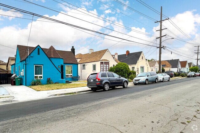 Small bungalows are popular in Durant Manor.