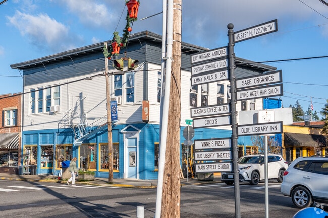 Tons of shops and restaurants mean there's always something new for residents to check out.