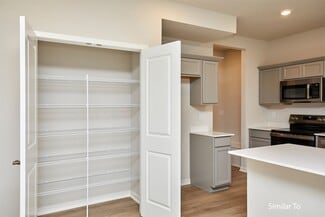 9124 Robinson Dr, West Des Moines, IA 50266