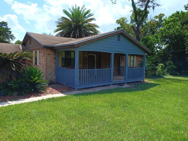 471 Logan Ave unit Cottage, Orange Park, FL 32065 - photo 2