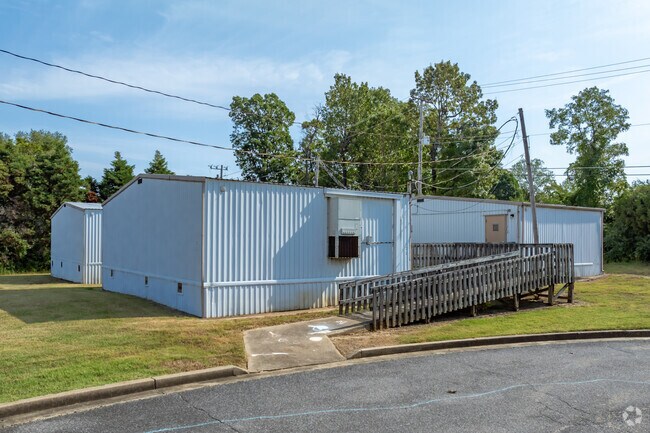 Highland Oaks Elementary in Memphis makes use of portable buildings.