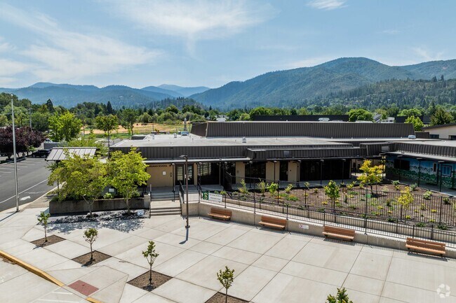 Helman Elementary School has a large campus in Ashland.