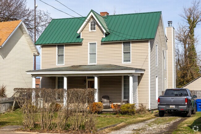 Although Rosebank is composed mostly of rowhomes, detached single-family homes can be found.