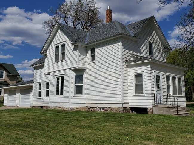 108 W 3rd St, Winthrop, MN 55396 - photo 2