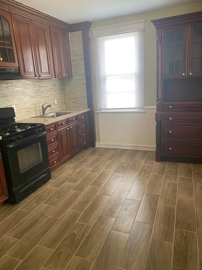 18 N Spring St unit 14 N Spring Street a, Ansonia, CT 06401 - photo 2