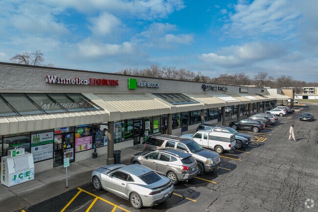 Winnetka Commons is a convenient place for Hidden Valley residents to dine and shop.