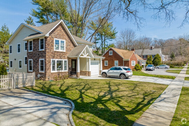 Leave the high-rises of nearby NYC behind and come to serene Manhasset.