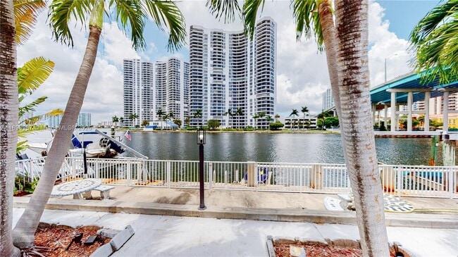 19140 N Bay Rd, Sunny Isles Beach, FL 33160 - photo 4
