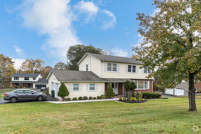 Split-level homes are popular in New Hempstead, NY.