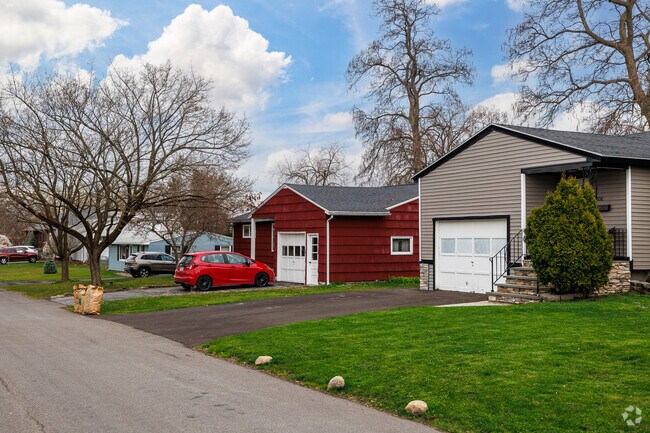 Homes in Lyncourt have lush green lawns, and homes can be many different colors.