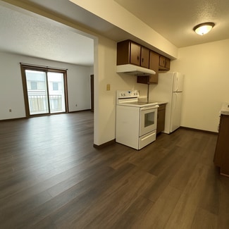 906 Cedar River Dr, Waverly, IA 50677