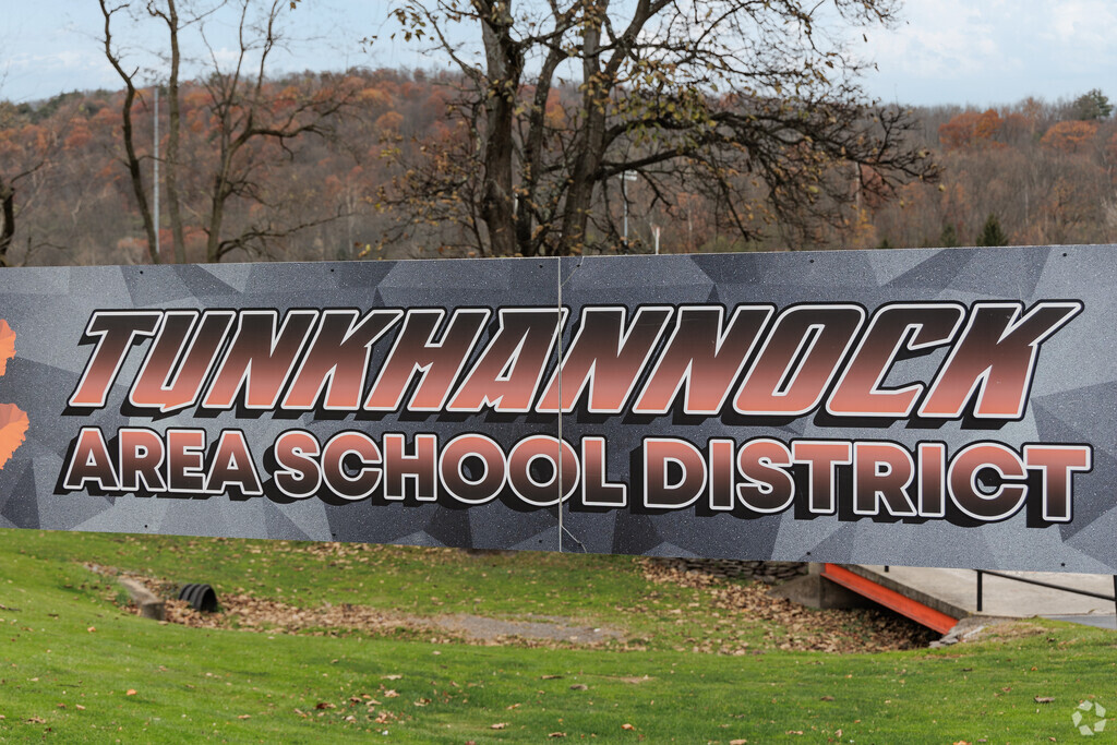 Tunkhannock High School in  Tunkhannock, PA has 896 students in grades 8-12.