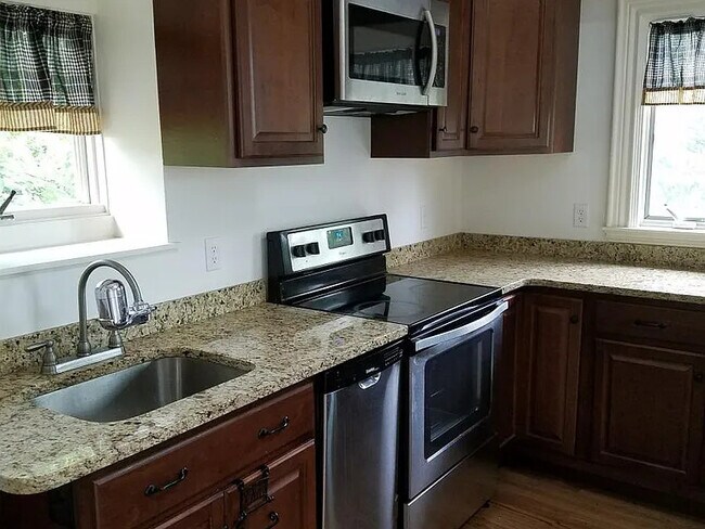 34 Claremont Terrace unit 4, Swampscott, MA 01907 - photo 3