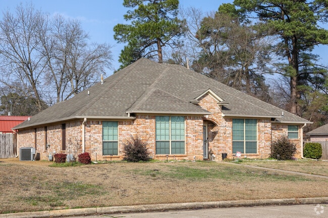You can find some luxurious one story brick homes in Texarkana that would be perfect for a growing family.