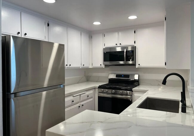 15511 Sherman Way unit 3, Van Nuys, CA 91406 - photo 2