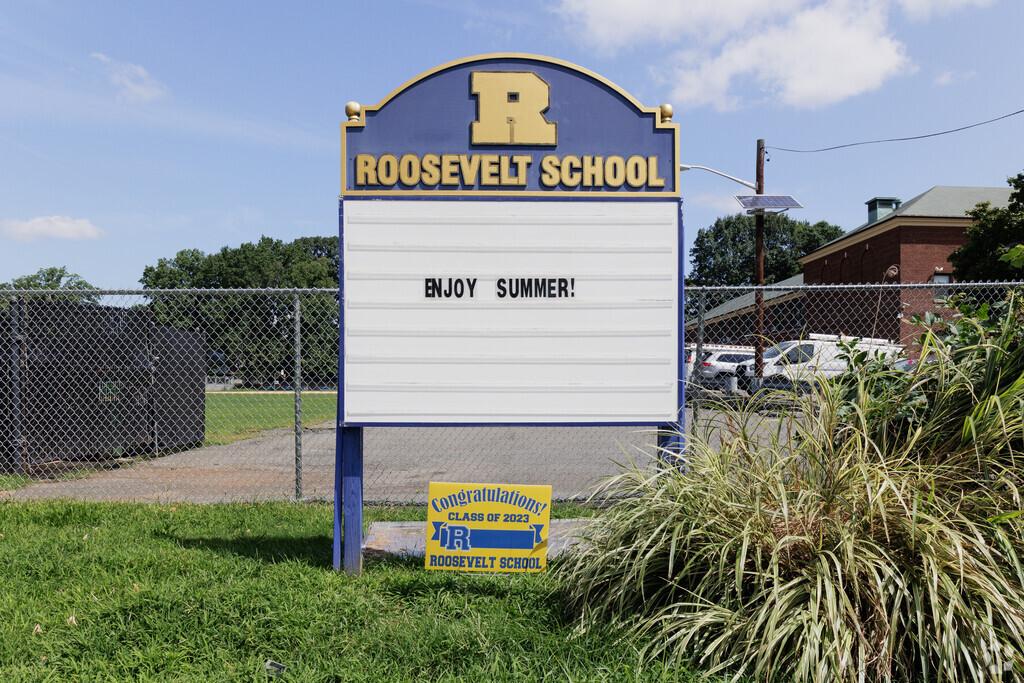 The well ranked Roosevelt School in River Edge, NJ.