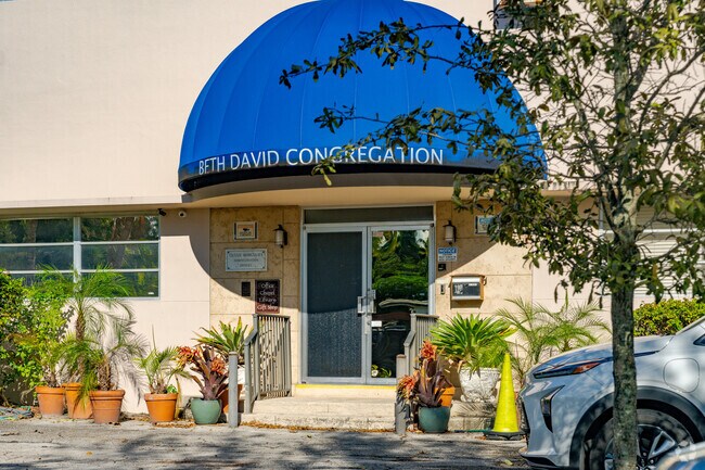 The Gordon School at Beth David offers Jewish day school education for grades K–6 in The Roads.