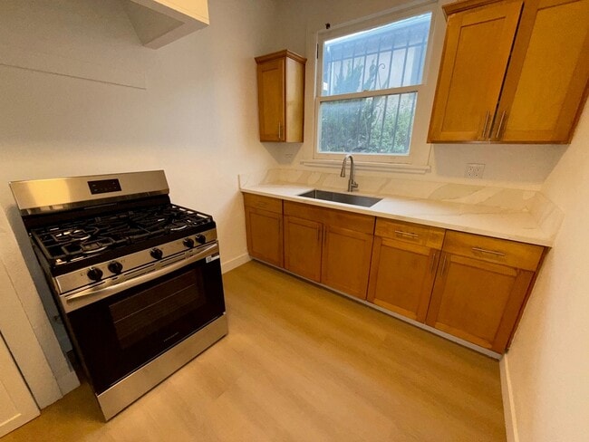 2801 San Marino St unit 2, Los Angeles, CA 90006 - photo 2