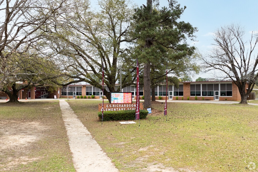 335 students attend E.S. Richardson Elementary School in Minden.
