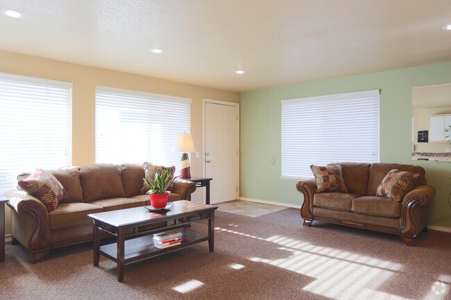 South Pointe Apartments, Salem, OR 97306 - photo 2