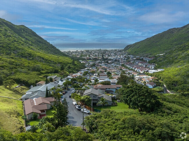 The town of Kuli'ou'ou-Kalani Iki is surrounded by hills and water.