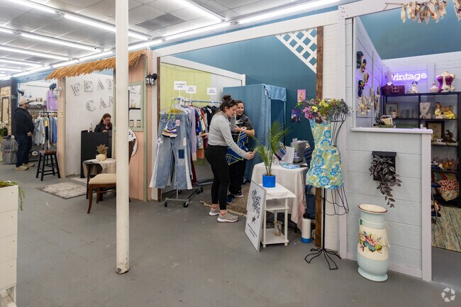 Discover local gems! LIVE FREELY: Spring Market, shop & sip, 35+ vendors.