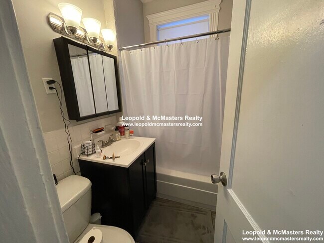 164 Gardner St unit 4, West Roxbury, MA 02132 - photo 3