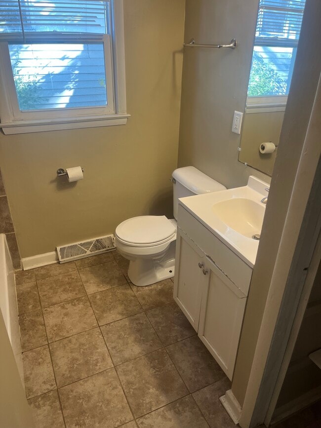 6615 W Keefe Avenue Pkwy, Milwaukee, WI 53216 - photo 2