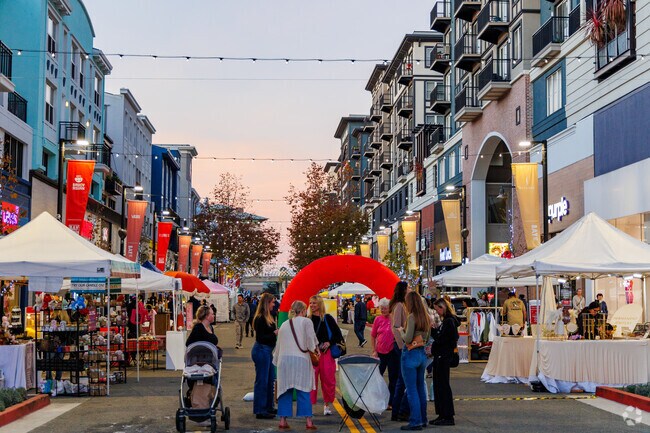 Bay Street Holiday Village brings cozy vibes and holiday delights to Emeryville residents.