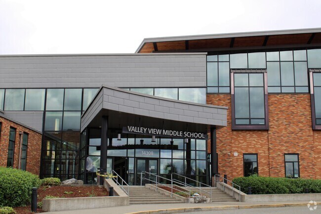 Valley View Middle School provides quality education near Snohomish Cascade.
