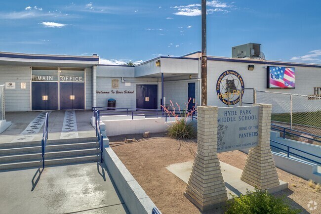The entrance of Hyde Park Middle School.