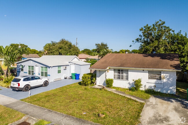 A row of well kept side gabled ranch homes in Dillard Park.