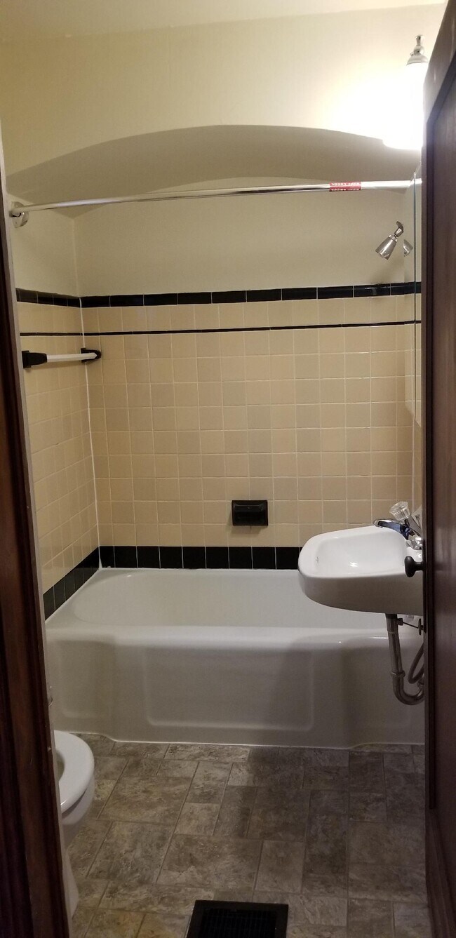 1348 Eastview Ave unit 1348 Eastview Apt A, Columbus, OH 43212 - photo 6